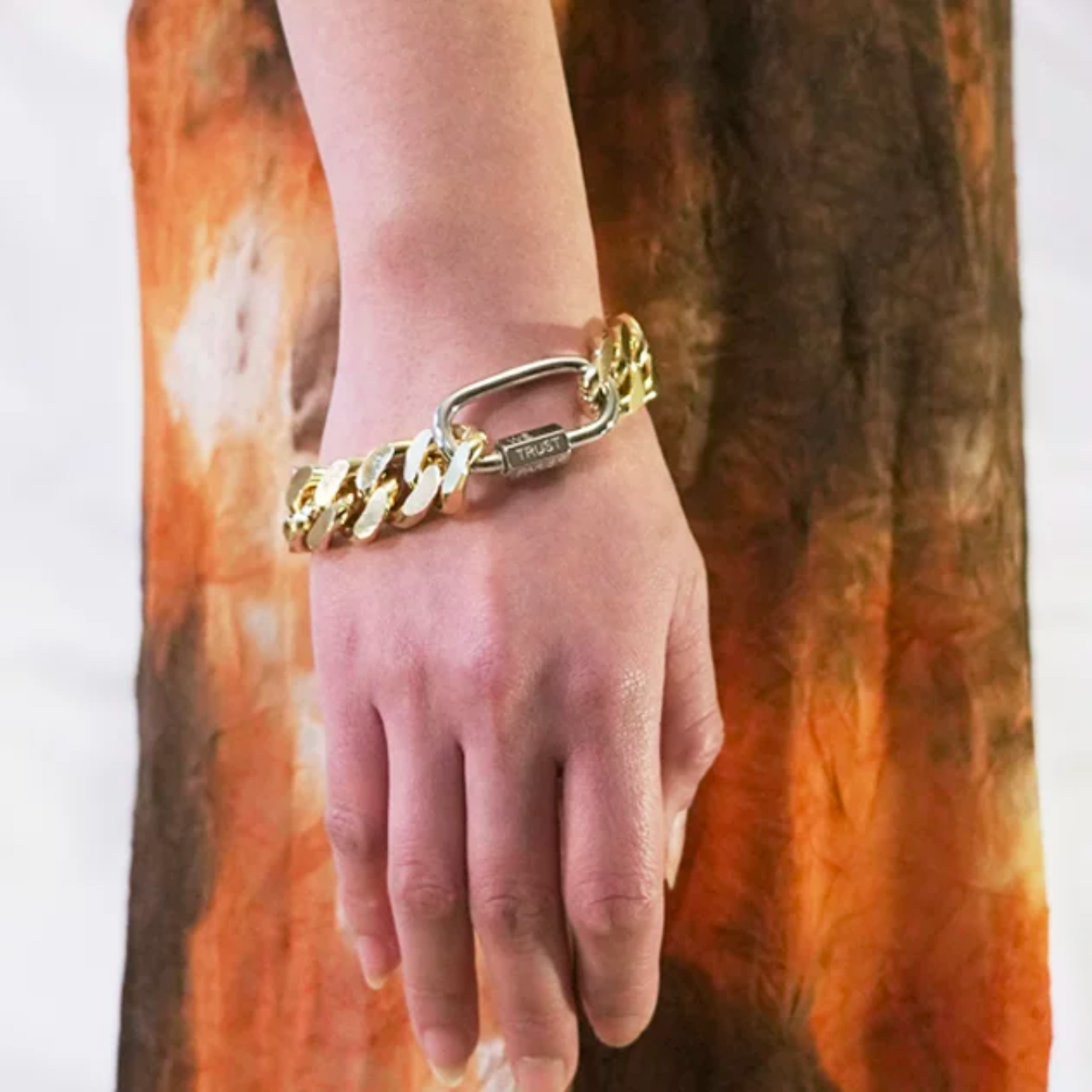 Bracelet - bold cuban chain - gold.